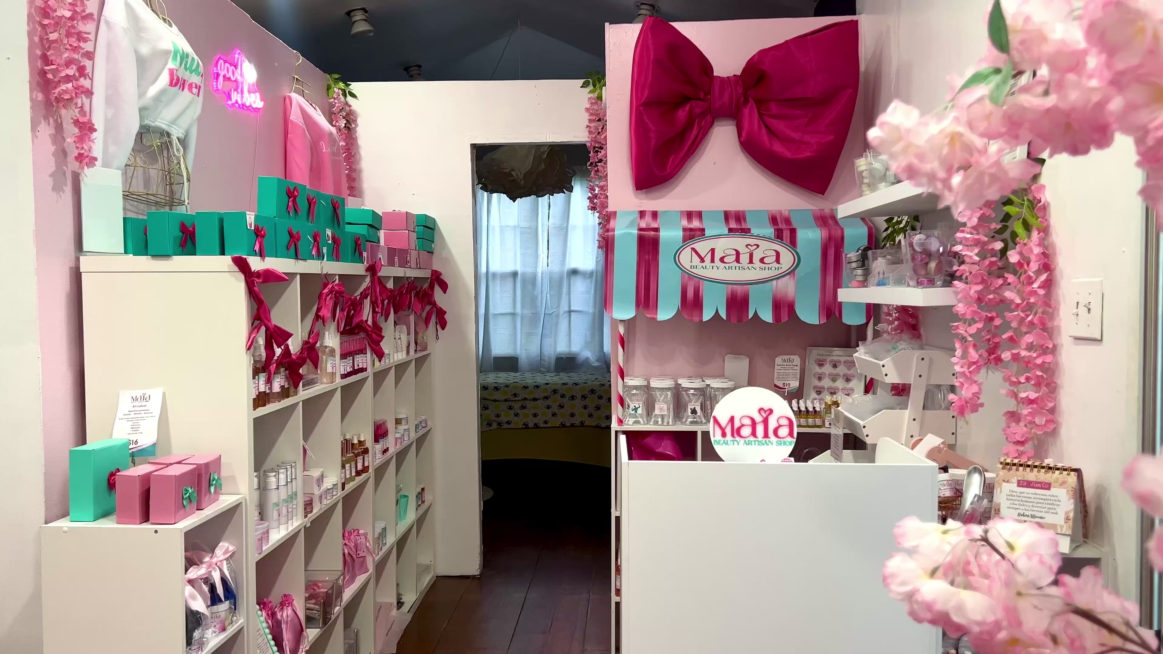 Cargar video: Aquí les muestro la tienda física de Maia mostrando el espacio y productos artesanales.